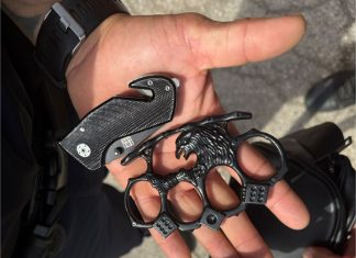 Durante parada escolar: Motor Unit y Mobiele Eenheid a detene dos hoben pa bringamento y a confisca arma blanco