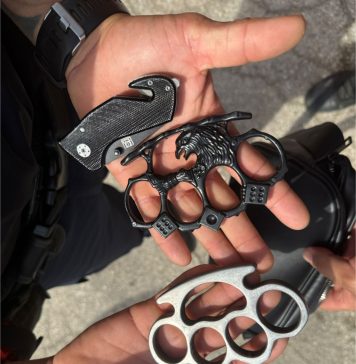 Durante parada escolar: Motor Unit y Mobiele Eenheid a detene dos hoben pa bringamento y a confisca arma blanco