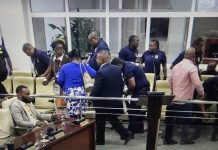 Parlamentario di coalicion, di oposicion, trahador y sindicato ta bandona sala di Parlamento durante reunion