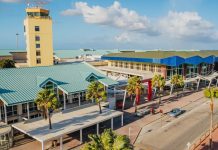 Avion di American Airlines a confronta problema y mester a bolbe Aeropuerto Internacional Reina Beatrix