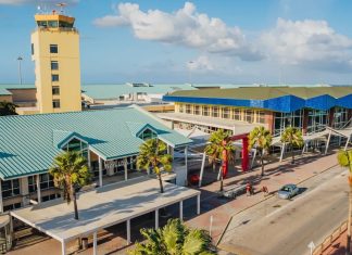 Avion di American Airlines a confronta problema y mester a bolbe Aeropuerto Internacional Reina Beatrix