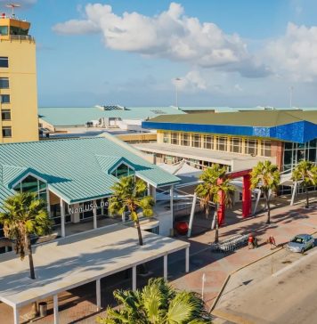 Avion di American Airlines a confronta problema y mester a bolbe Aeropuerto Internacional Reina Beatrix