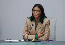 Delcy Rodriguez a priminti cu Venezuela lo hisa su bandera na embahada den Merca
