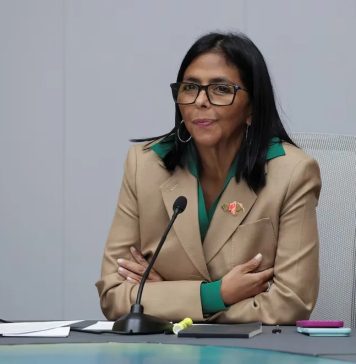 Delcy Rodriguez a priminti cu Venezuela lo hisa su bandera na embahada den Merca