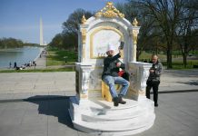 Estatua di W.C. di oro ta haci burla di Trump cerca di Cas Blanco