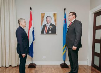Gobernador di Aruba ta huramenta C.B.A. Coffie como hues suplente