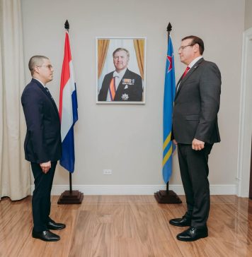 Gobernador di Aruba ta huramenta C.B.A. Coffie como hues suplente