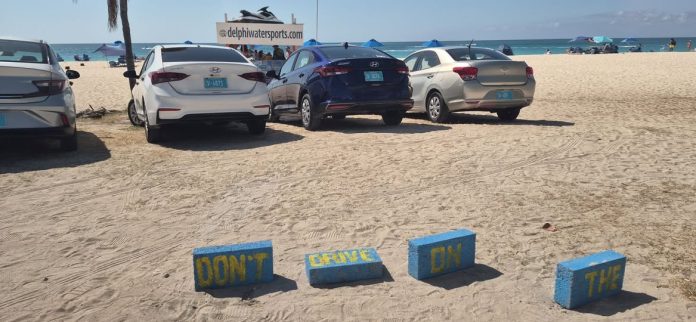 Imagen di auto riba santo blanco na beach ta genera indignacion (2)