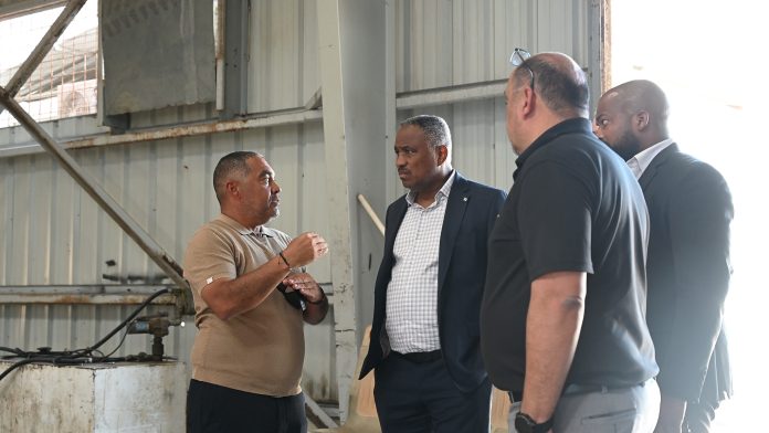 Minister Dowers a bay mira e situacion na Parkietenbos solucion duradero ta bin (1)