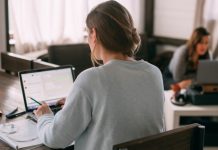 Muhenan na Corsou ta mas educa y ta domina mercado laboral pero ainda ta gana menos, CBS ta bisa