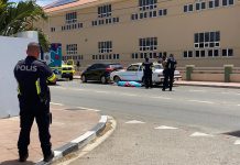 Persona di edad ta fayece na De La Sallestraat despues di bira malo tras di stuur