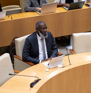 Pisas ta bisa ex-minister Plenipotenciario Carlson Manuel tabata anda rond di hende malo