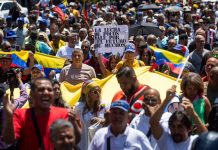 Trahadornan y studiantenan Venezolano a protesta atrobe pa miho salario y a haci yamado pa un marcha riba 9 di april