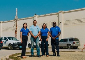 Wings of Hope di Aruba Airport Authority N.V. orguyosamente a aporta na Korrektie Instituut Aruba (KIA)