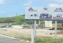 Division entre doñonan di cas y desaroyador tocante progreso di proyecto di vivienda Jewel Residences