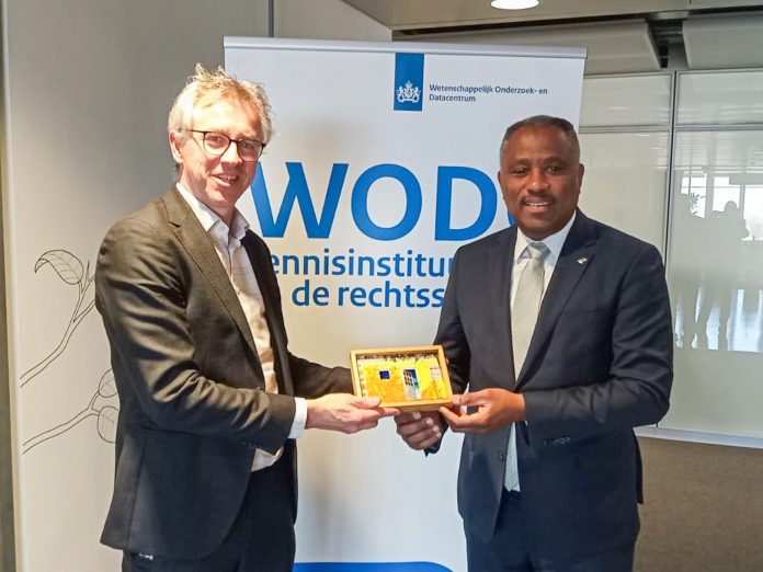 Minister di Husticia Arthur Dowers ta explora cooperacion cientifico cu WODC