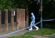 Polis di Reino Uni ta detene dos hoben den atake na sitio Hudiu