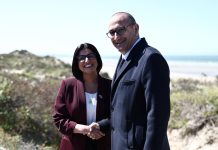 Reino Uni y Francia ta firma acuerdo di tres aña pa stop crusamento di migrante den Canal