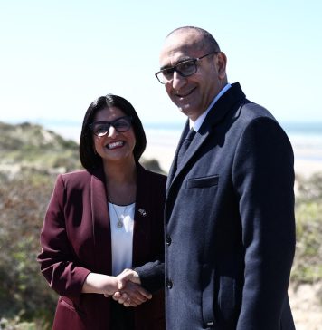 Reino Uni y Francia ta firma acuerdo di tres aña pa stop crusamento di migrante den Canal