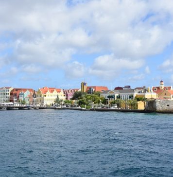 Tension regional ta trece riesgo economico y humanitario na Corsou