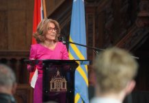 Den luga historico di Nieuwe Kerk na Den Haag; Aruba a introduci Mildred Schwengle como minister plenipotenciario na Hulanda