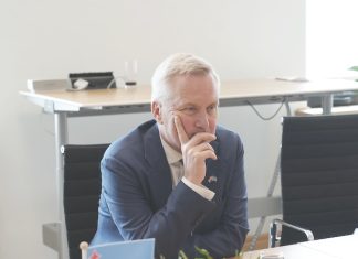 Secretario di Estado Eric van der Burg ta enfatisa cu no por pidi dispensa pa un realidad
