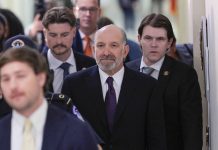 Democratanan ta acusa hefe di comercio di Trump di cubri Epstein