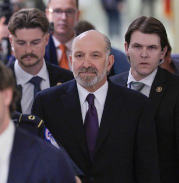 Democratanan ta acusa hefe di comercio di Trump di cubri Epstein