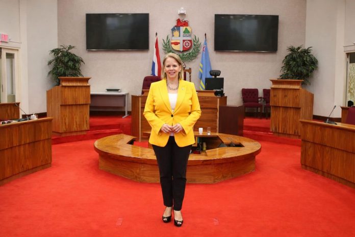 Disputa publico entre minister y lider di oposicion ta pone maneho financiero di Aruba den spotlight (1)