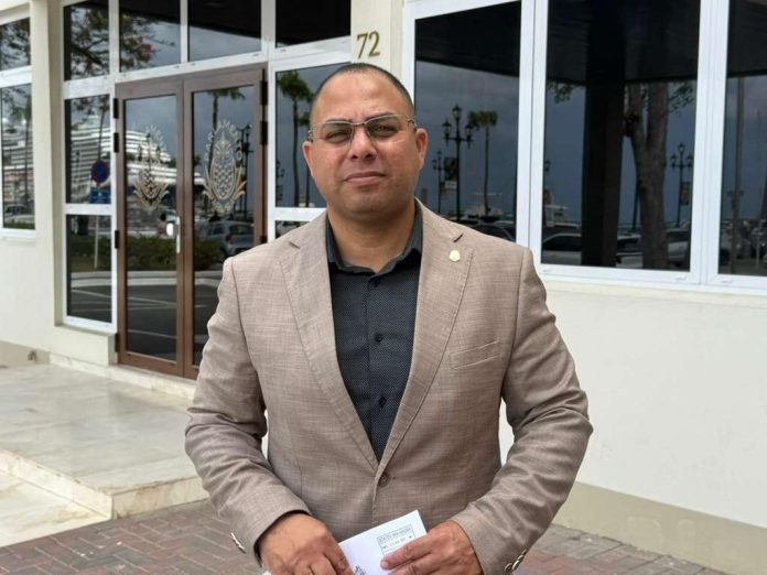 Eduard Pieters “Ta inaceptabel cu un Presidente di Parlamento kier manipula y mal informa pueblo tocante Rijkswet HOFA”