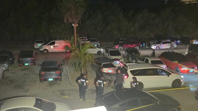 Hoben a perde su bida despues di tiro den parking lot na Palm Beach2 (2)