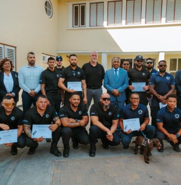 Minister Arthur Dowers ta reconoce excelencia den entrenamento K9: Diesun certificacion oficial