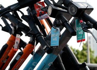 Minister Dowers ta haci declaracion tocante caso di vehiculonan electrico riba caminda publico