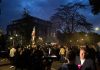 Manifestantenan contra asilo ta blokia caminda grandi na Den Bosch mientras parlamentarionan derechista ta join marcha di Loosdrecht