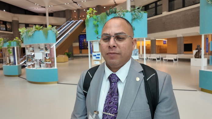 Segun comunicado di Parlamentario Eduard Pieters: “Nos mester sigui hiba e bos di Aruba den e lugarnan, unda ta tuma e decisionnan”