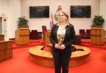 Evelyn Wever-Croes ta cuestiona cu presidente di parlamento no ta imparcial den agenda di reunion
