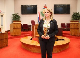 Evelyn Wever-Croes ta cuestiona cu presidente di parlamento no ta imparcial den agenda di reunion