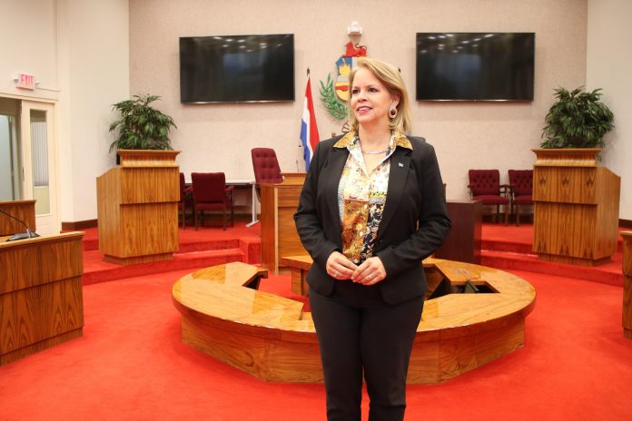 Evelyn Wever-Croes ta cuestiona cu presidente di parlamento no ta imparcial den agenda di reunion