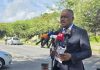 Minister Dowers ta menasa multa di 500 florin pa vehiculonan electrico banda di caminda