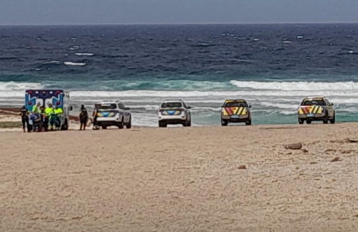 Polis y ambulance a bay cu urgencia na Grapefield pa un persona cu intento pa pone fin na su bida
