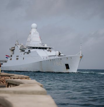 Zr. Ms. Groningen ta barco di stacion di Caribe
