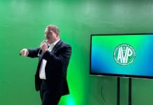 Segun comunicado di partido AVP: Mike Eman lo traspasa liderazgo na september 2026 y e puesto di Minister-President na 1 di januari 2027
