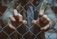 Rapport “De Schaduwkant van Aruba” ta pone enfasis riba influencia di famia, scol y bario den criminalidad hubenil