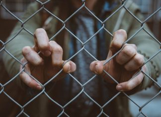 Rapport “De Schaduwkant van Aruba” ta pone enfasis riba influencia di famia, scol y bario den criminalidad hubenil