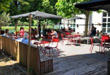 Ladronnan ta horta tur 88 stoel for di teras di café na Maastricht Museum