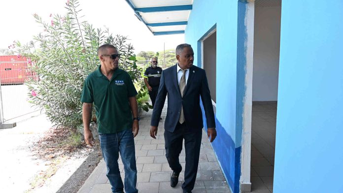 Minister a inspecciona trabaonan di renobacion na Scol di Polis “Edgar Joaquin ‘Watty’ Vos” (1)_result