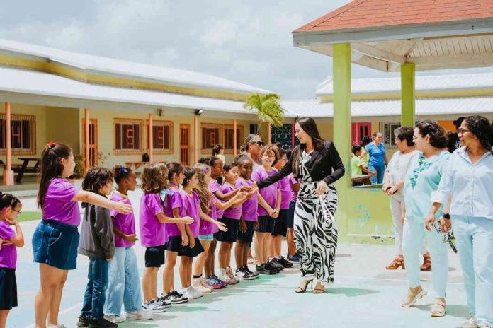 Minister di Educacion oficialmente a aproba overgangsnormen nobo destina pa e scolnan basico di DPS_result