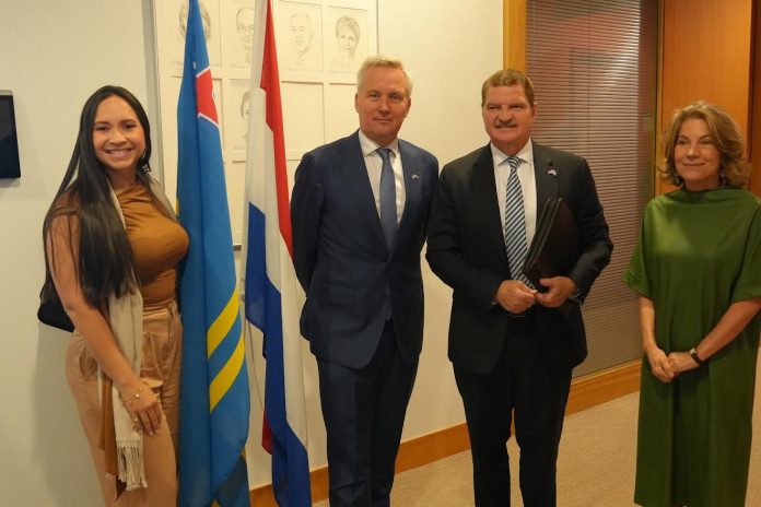 Secretario di Estado Van der Burg lo bishita islanan ABC cu agenda enfoca riba cooperacion y desaroyo