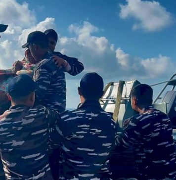 Sobrevivientenan di barco cu a sink na Indonesia haya riba isla y flotando riba lama