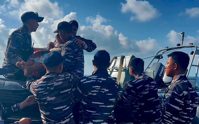 Sobrevivientenan di barco cu a sink na Indonesia haya riba isla y flotando riba lama